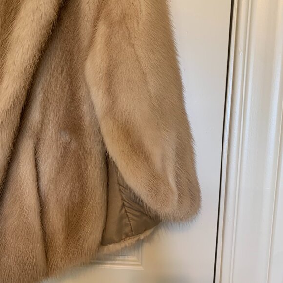 Vintage Mink Cape with Collar and Lapels - Picture 3 of 4